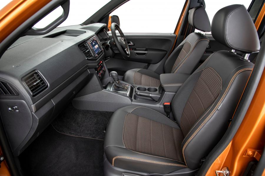 Интерьер Volkswagen Amarok Double Cab Canyon 2019 года  (ZA) (фото 29 из 40)